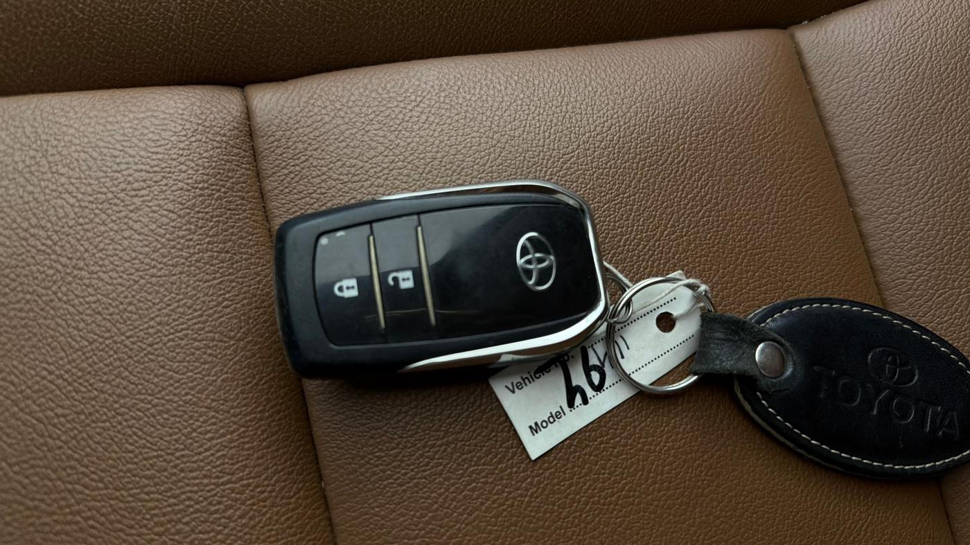 2022 Toyota Innova Crysta 2.7 ZX AT 7 STR, Petrol, Automatic, 62,807 km, Key Close Up