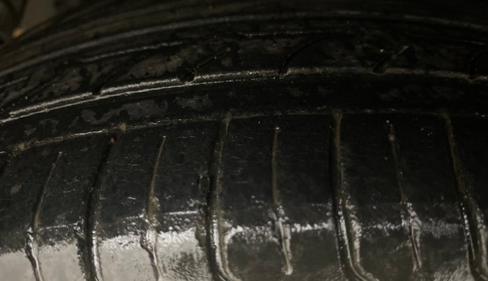 2015 Hyundai Xcent SX AT 1.2 (O), Petrol, Automatic, 1,37,994 km, Right Rear Tyre Tread