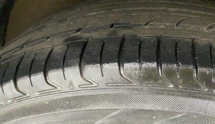 2016 Volkswagen Vento COMFORTLINE 1.6, Petrol, Manual, 97,106 km, Right Front Tyre Tread