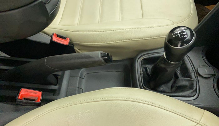 2016 Volkswagen Vento COMFORTLINE 1.6, Petrol, Manual, 97,106 km, Gear Lever
