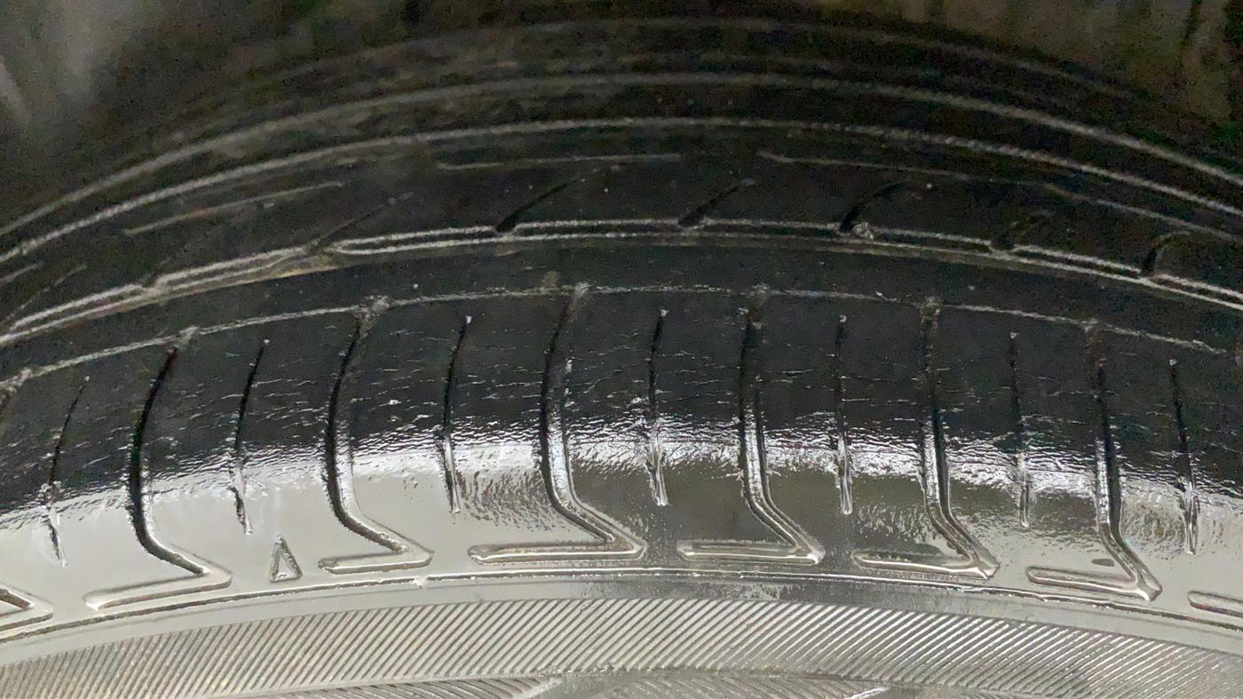 2016 Volkswagen Vento COMFORTLINE 1.6, Petrol, Manual, 97,106 km, Left Rear Tyre Tread