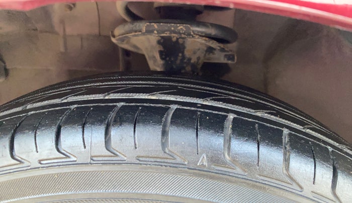 2014 Hyundai i10 MAGNA 1.1, Petrol, Manual, 1,03,618 km, Left Front Tyre Tread