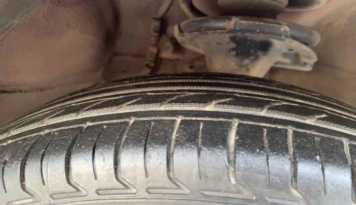 2014 Hyundai i10 MAGNA 1.1, Petrol, Manual, 1,03,618 km, Right Front Tyre Tread
