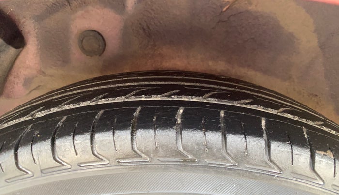 2014 Hyundai i10 MAGNA 1.1, Petrol, Manual, 1,03,618 km, Right Rear Tyre Tread