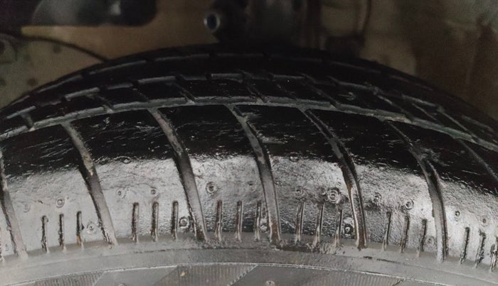 2016 Honda Amaze 1.5L I-DTEC S, Diesel, Manual, 1,05,076 km, Left Front Tyre Tread