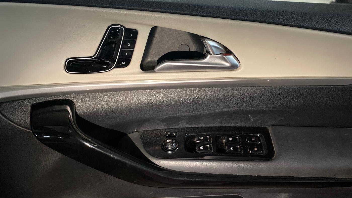 2021 Mahindra XUV700 AX 7 P MT 7 STR, Petrol, Manual, 79,059 km, Driver Side Door Panels Control