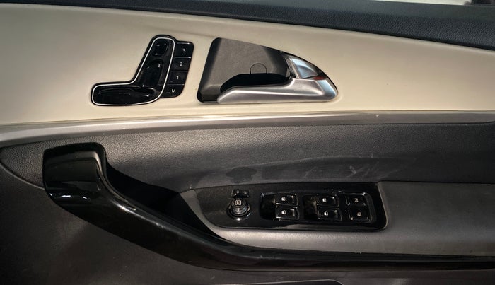 2021 Mahindra XUV700 AX 7 P MT 7 STR, Petrol, Manual, 79,059 km, Driver Side Door Panels Control