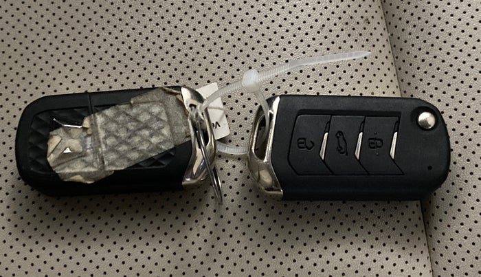 2021 Mahindra XUV700 AX 7 P MT 7 STR, Petrol, Manual, 79,059 km, Key Close Up