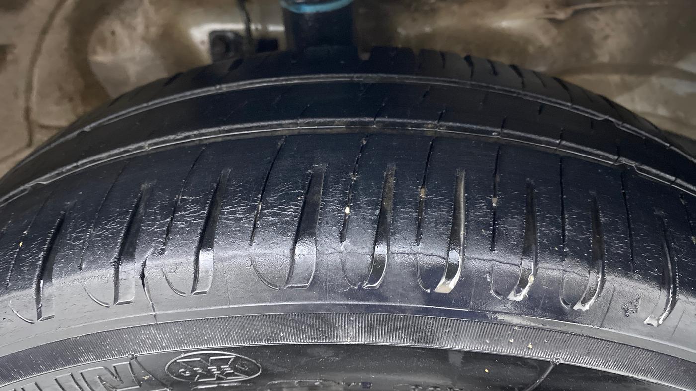 2014 Maruti Wagon R 1.0 VXI, Petrol, Manual, 98,842 km, Right Front Tyre Tread
