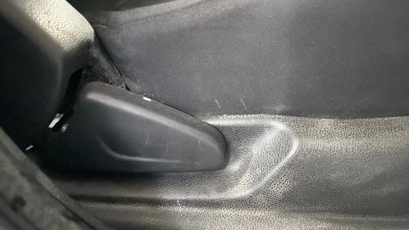 2017 Renault Kwid RXT 1.0, CNG, Manual, 66,470 km, Driver Side Adjustment Panel