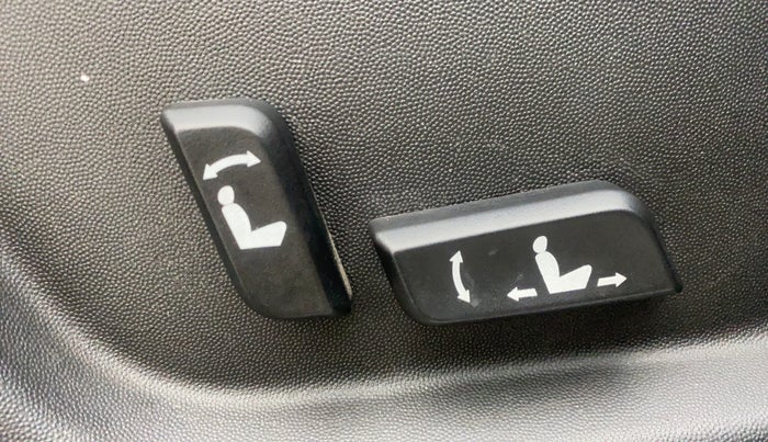 2018 Mahindra XUV500 W11, Diesel, Manual, 80,311 km, Driver Side Adjustment Panel
