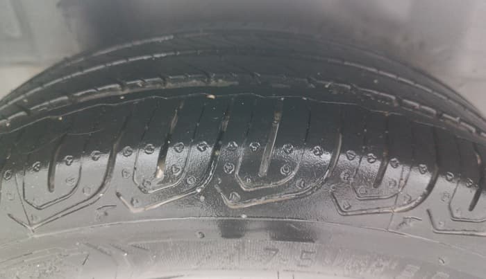2015 Honda Brio S MT, Petrol, Manual, 61,083 km, Right Rear Tyre Tread