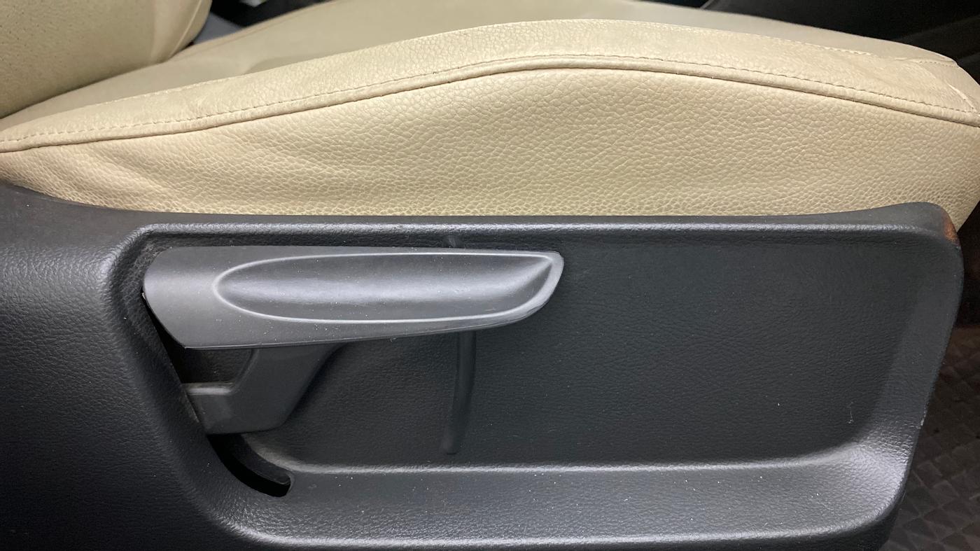 2018 Skoda Rapid STYLE 1.6 MPI, Petrol, Manual, 77,899 km, Driver Side Adjustment Panel