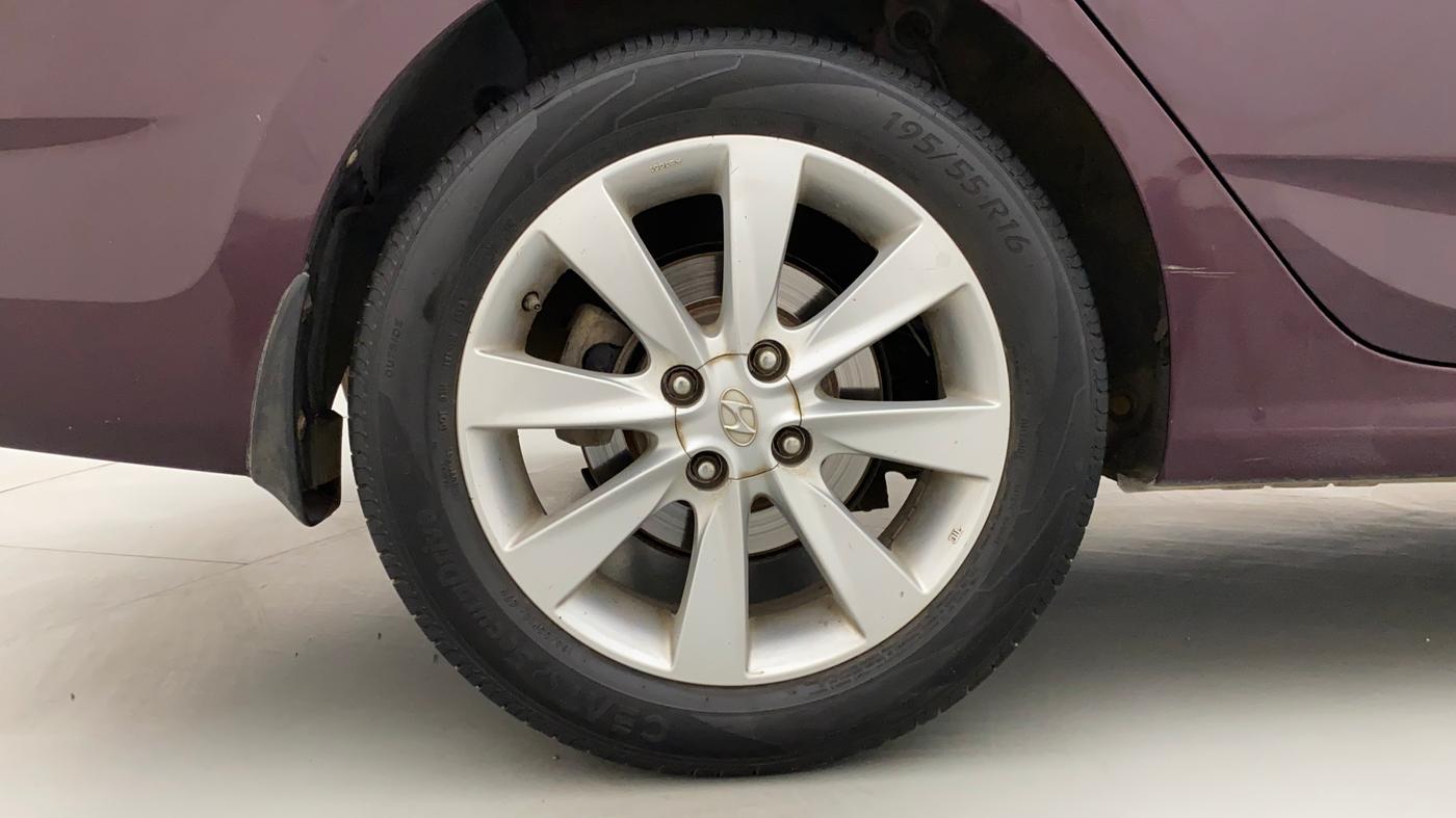2012 Hyundai Verna FLUIDIC 1.6 CRDI SX OPT, Diesel, Manual, 1,16,021 km, Right Rear Wheel