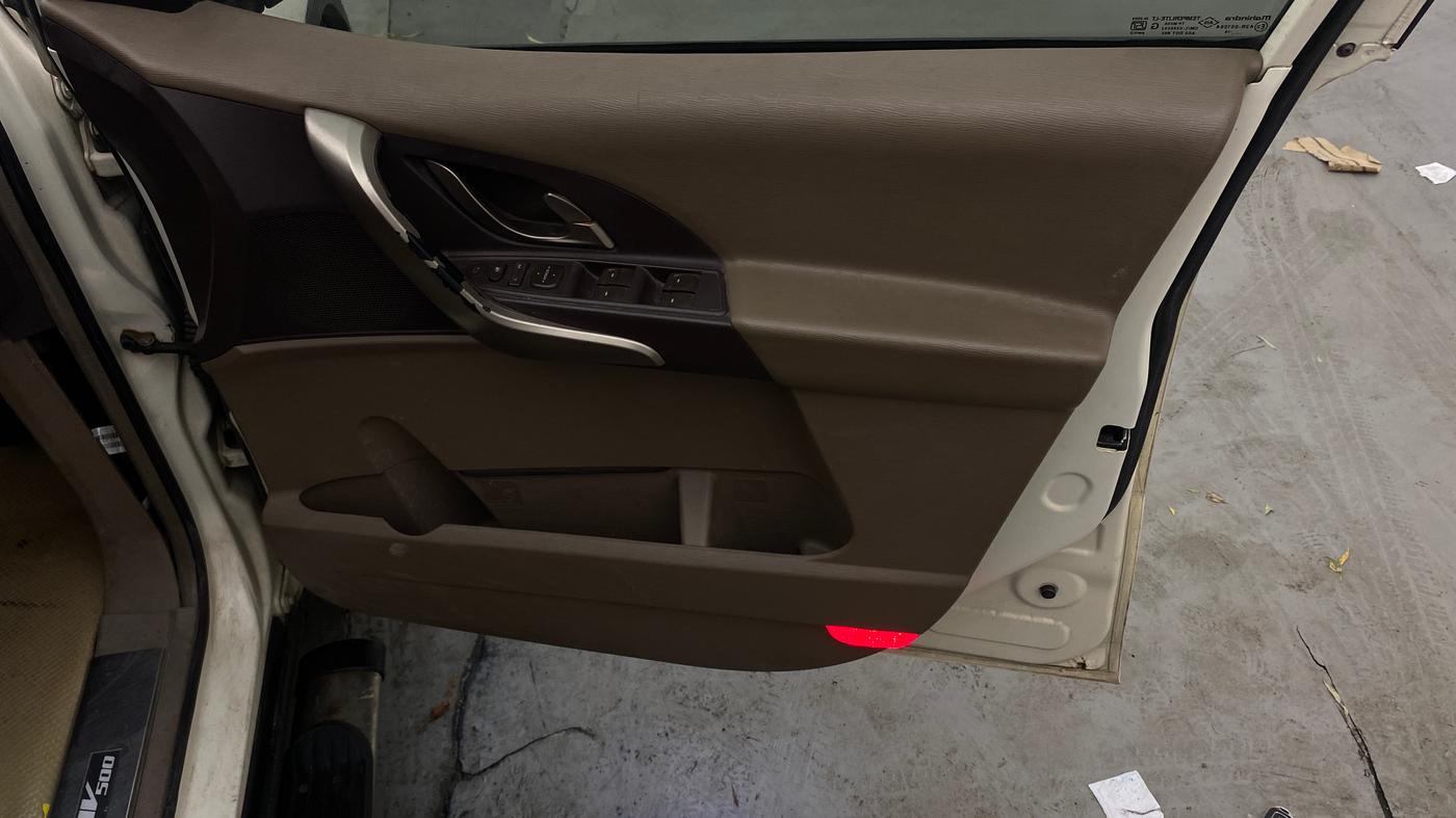 2014 Mahindra XUV500 W8, Diesel, Manual, 99,805 km, Driver Side Door Panels Control