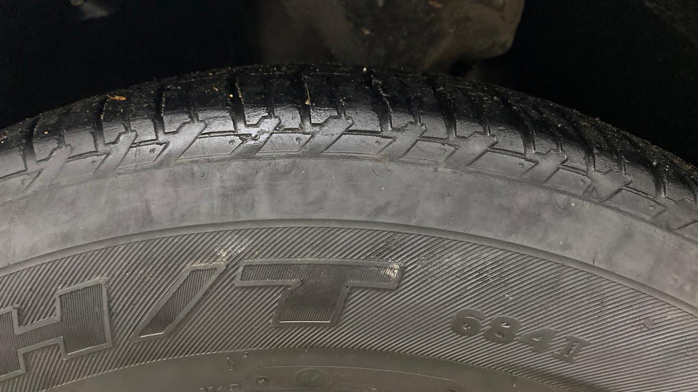 2014 Mahindra XUV500 W8, Diesel, Manual, 99,805 km, Left Front Tyre Tread