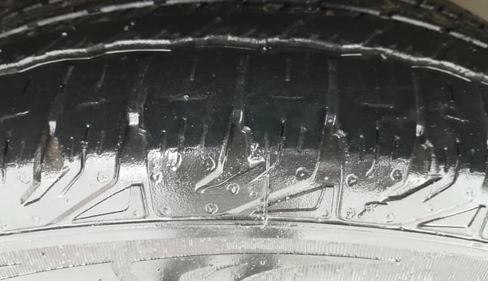 2017 Tata Hexa XTA 4X2 7 STR, Diesel, Automatic, 1,33,714 km, Right Front Tyre Tread