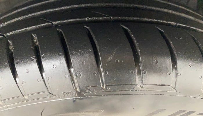 2017 Maruti Ciaz ZETA 1.4  AT PETROL, Petrol, Automatic, 88,506 km, Right Front Tyre Tread