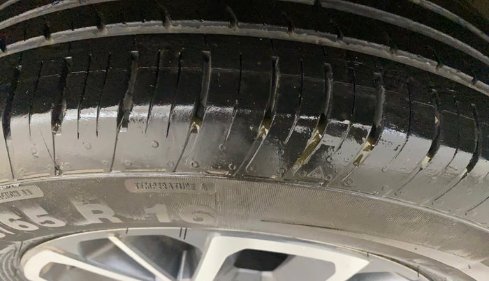 2021 Renault Duster RXZ 1.5 PETROL MT, Petrol, Manual, 33,610 km, Right Front Tyre Tread