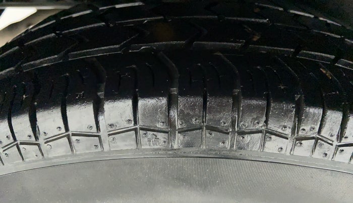 2014 Maruti Swift VXI D, Petrol, Manual, 26,169 km, Right Rear Tyre Tread