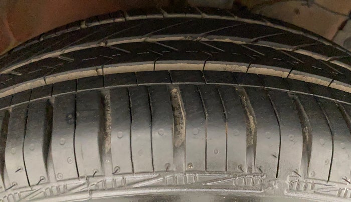 2017 Maruti Swift ZXI, Petrol, Manual, 57,062 km, Right Front Tyre Tread