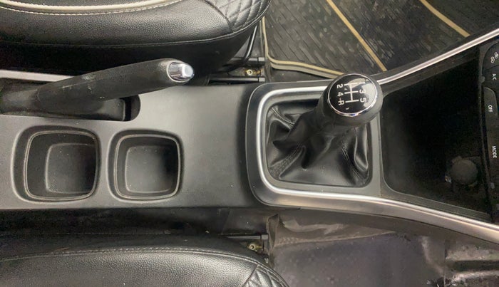 2018 Maruti S Cross ZETA 1.3, Diesel, Manual, 82,043 km, Gear Lever