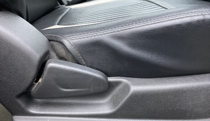 2017 Renault Kwid 1.0 RXT Opt AT, Petrol, Automatic, 43,476 km, Driver Side Adjustment Panel
