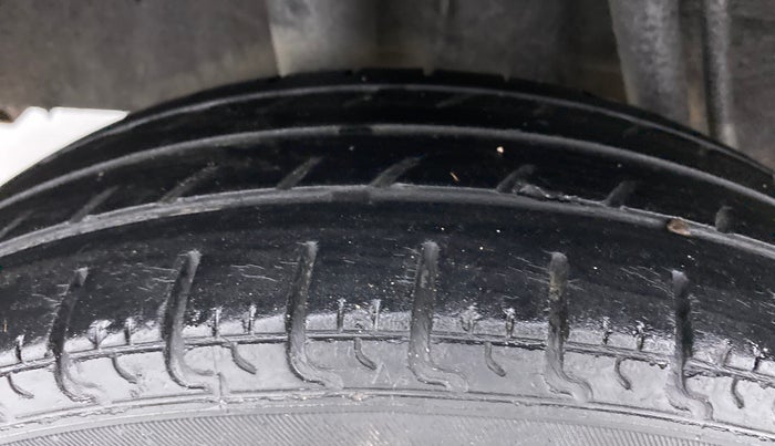 2017 Renault Kwid 1.0 RXT Opt AT, Petrol, Automatic, 43,476 km, Right Rear Tyre Tread