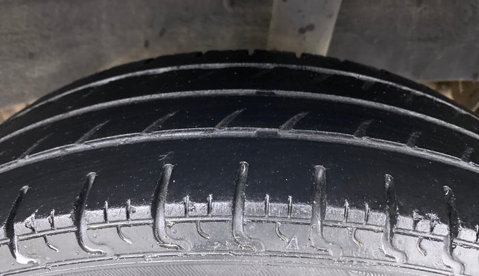 2017 Renault Kwid 1.0 RXT Opt AT, Petrol, Automatic, 43,476 km, Left Rear Tyre Tread