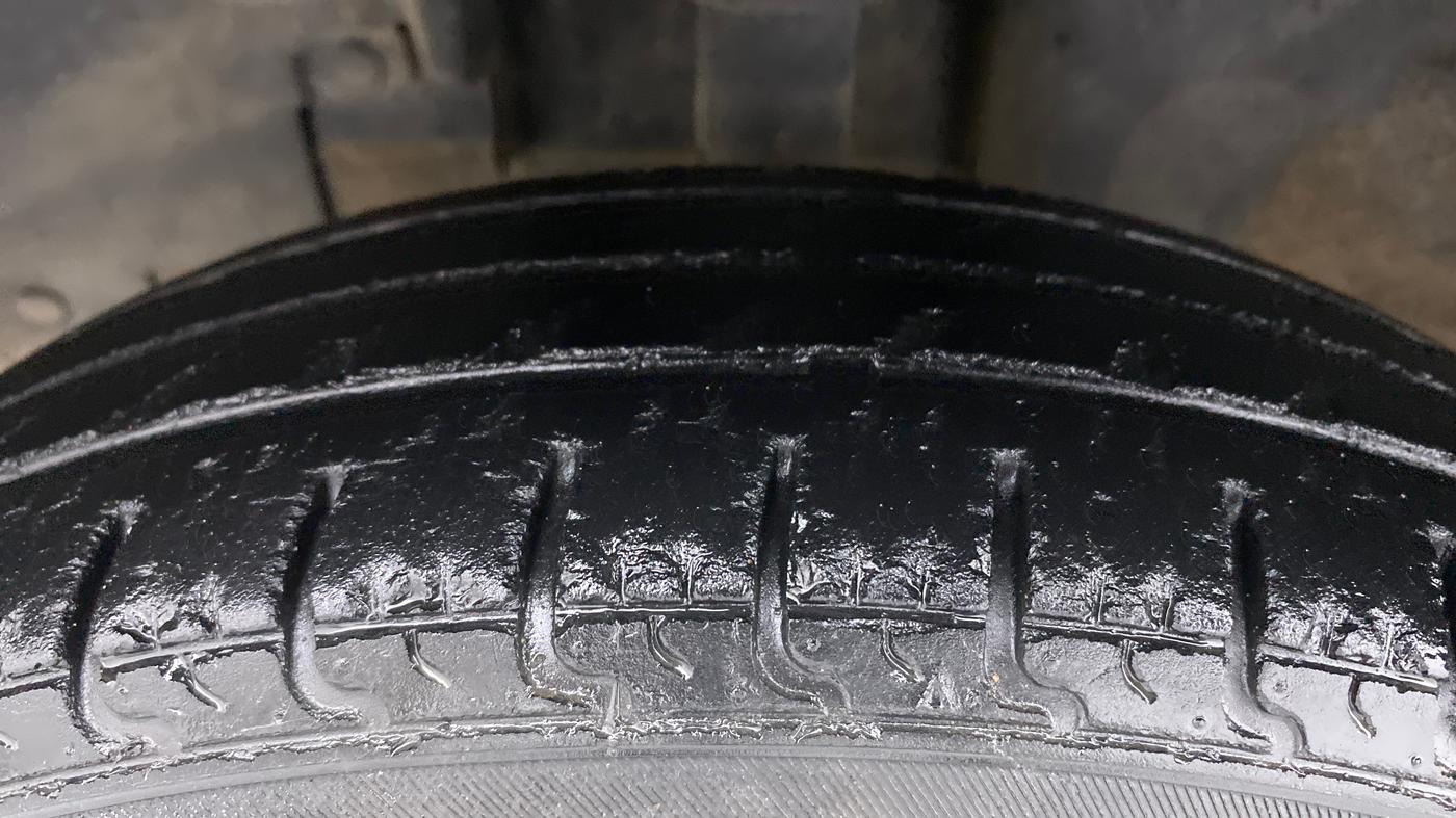 2017 Renault Kwid 1.0 RXT Opt AT, Petrol, Automatic, 43,476 km, Left Front Tyre Tread