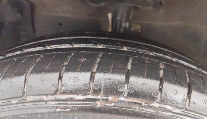 2013 Maruti Ertiga VXI, Petrol, Manual, 75,087 km, Left Front Tyre Tread