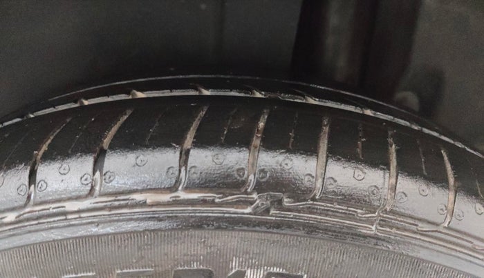 2013 Maruti Ertiga VXI, Petrol, Manual, 75,087 km, Left Rear Tyre Tread