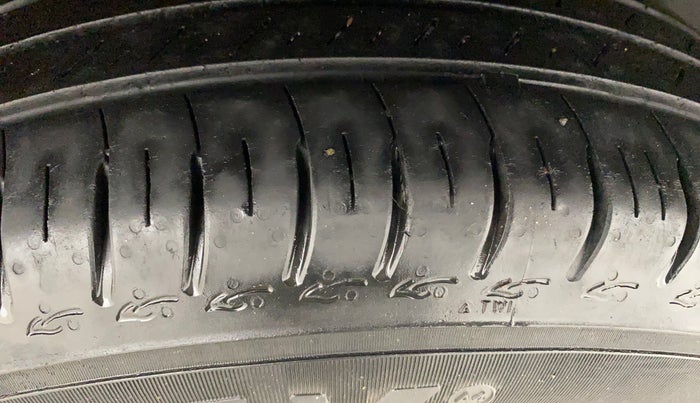 2016 Maruti Swift VXI O, Petrol, Manual, 95,288 km, Left Rear Tyre Tread