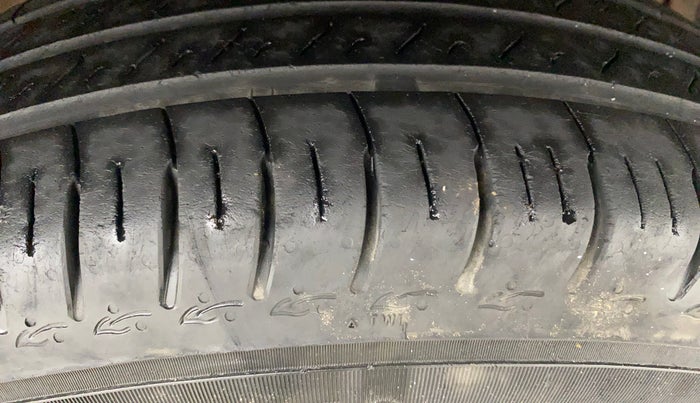 2016 Maruti Swift VXI O, Petrol, Manual, 95,288 km, Right Front Tyre Tread