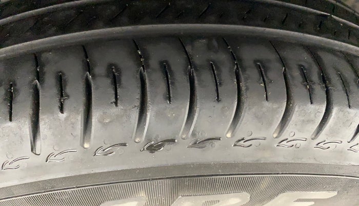 2016 Maruti Swift VXI O, Petrol, Manual, 95,288 km, Right Rear Tyre Tread