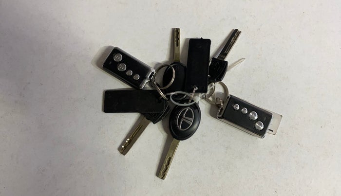 2022 Tata Tiago XM CNG, CNG, Manual, 30,169 km, Key Close Up