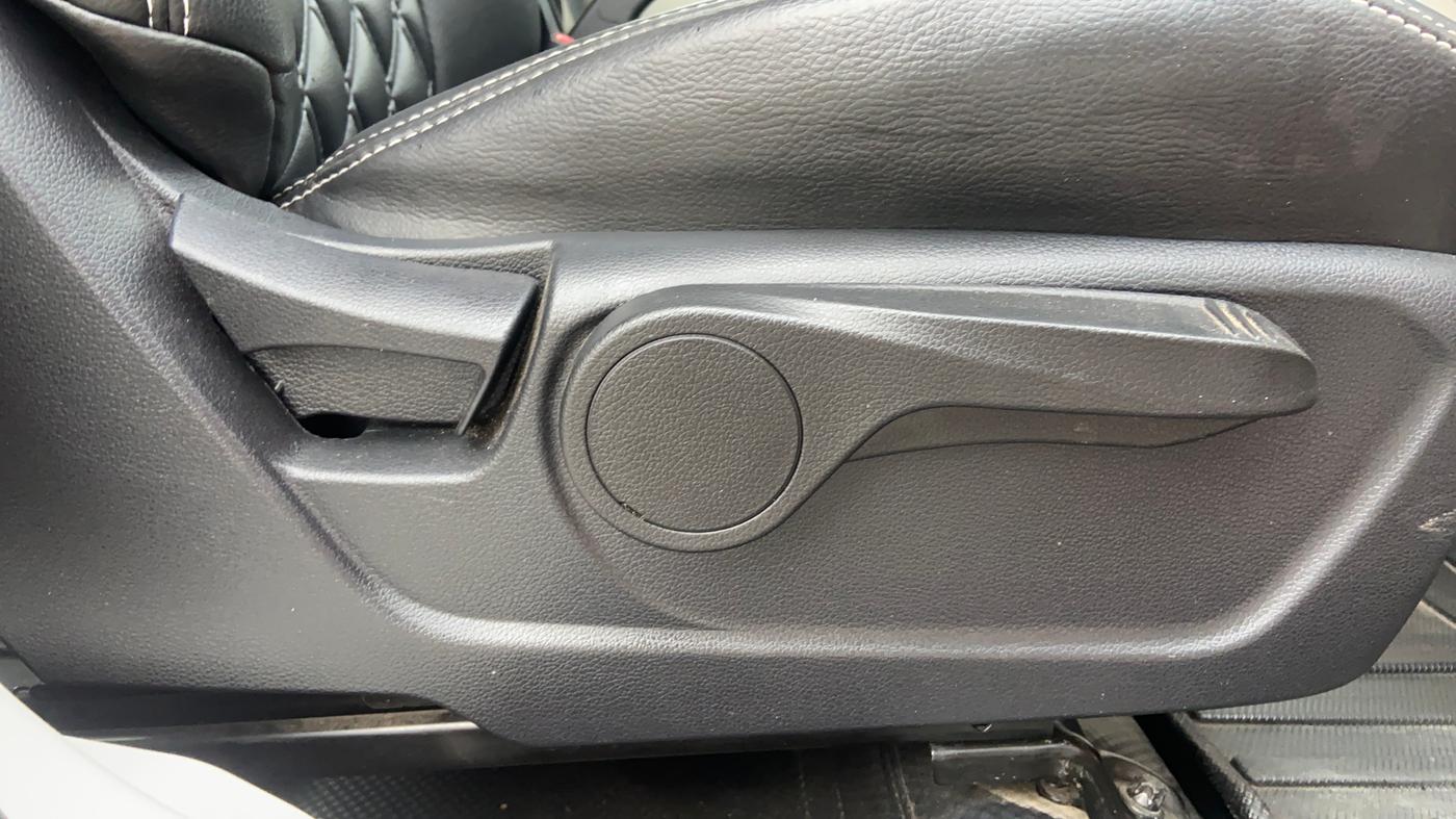 2024 Mahindra XUV 3XO AX5L 1.2 TGDi AT, Petrol, Automatic, 25,503 km, Driver Side Adjustment Panel
