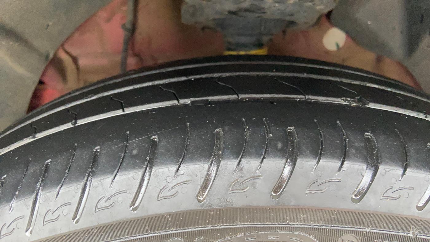 2024 Mahindra XUV 3XO AX5L 1.2 TGDi AT, Petrol, Automatic, 25,503 km, Left Front Tyre Tread