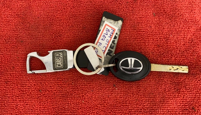 2018 Tata NEXON XM PETROL, Petrol, Manual, 25,528 km, Key Close Up