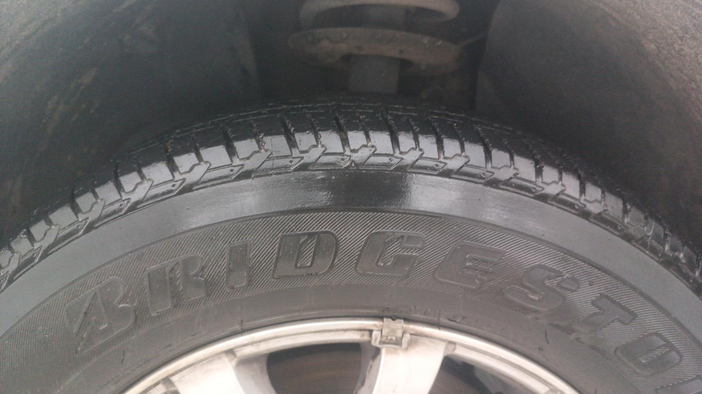 2017 Mahindra XUV500 W8, Diesel, Manual, 32,709 km, Left Front Tyre Tread
