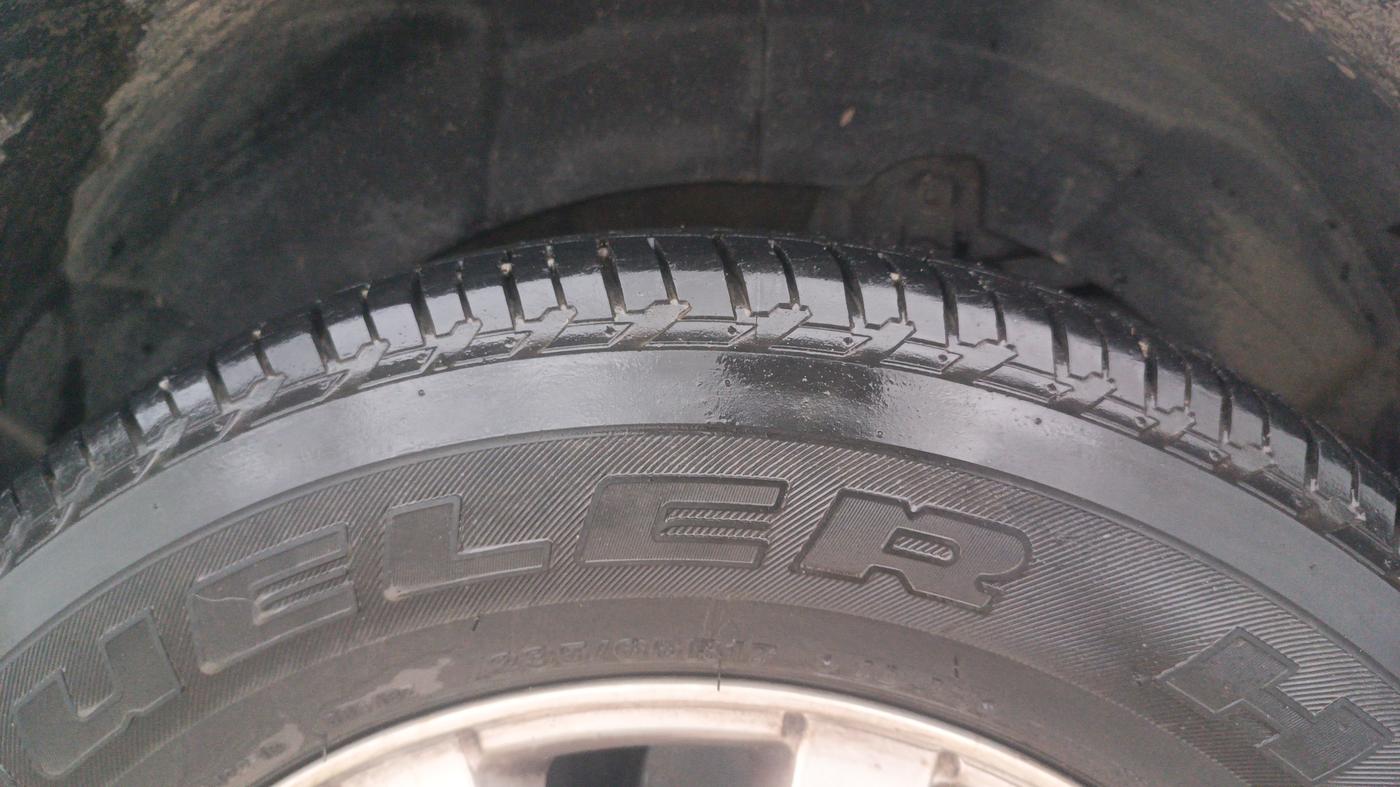 2017 Mahindra XUV500 W8, Diesel, Manual, 32,709 km, Left Rear Tyre Tread