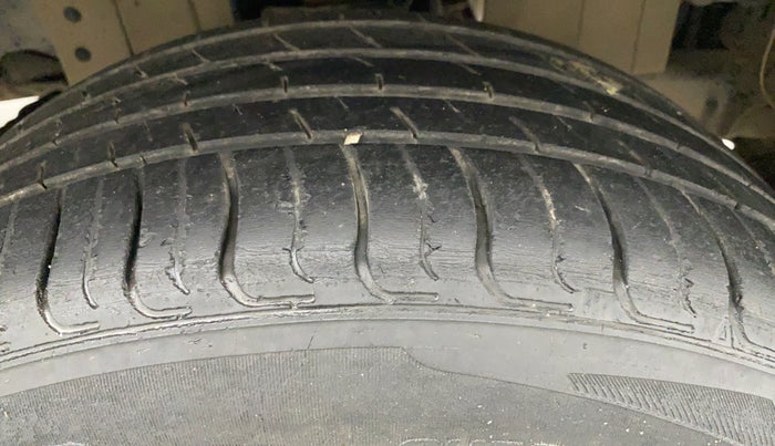 2017 Mahindra Scorpio S6 PLUS 1.99 INTELLI-HYBRID, Diesel, Manual, 99,839 km, Right Front Tyre Tread