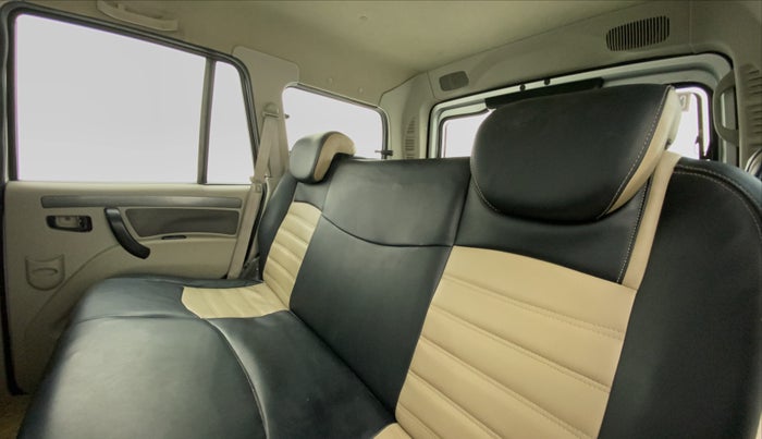 2017 Mahindra Scorpio S6 PLUS 1.99 INTELLI-HYBRID, Diesel, Manual, 99,839 km, Right Side Rear Door Cabin