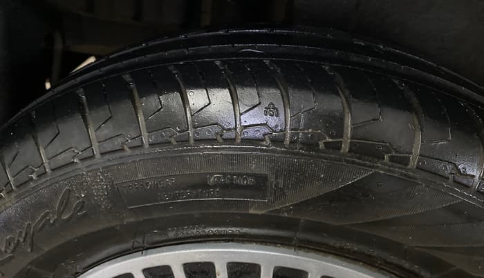 2016 Maruti Swift LXI (O), CNG, Manual, 66,959 km, Right Rear Tyre Tread