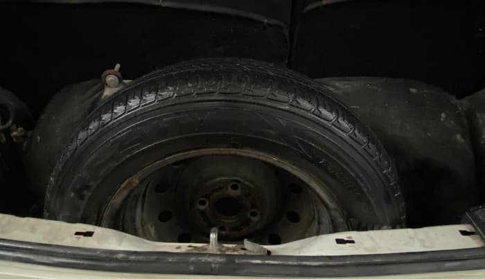 2016 Maruti Swift LXI (O), CNG, Manual, 66,959 km, Spare Tyre