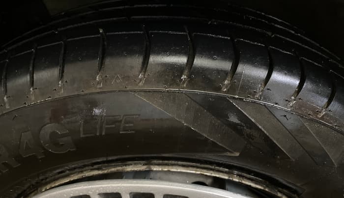 2016 Maruti Swift LXI (O), CNG, Manual, 66,959 km, Left Front Tyre Tread