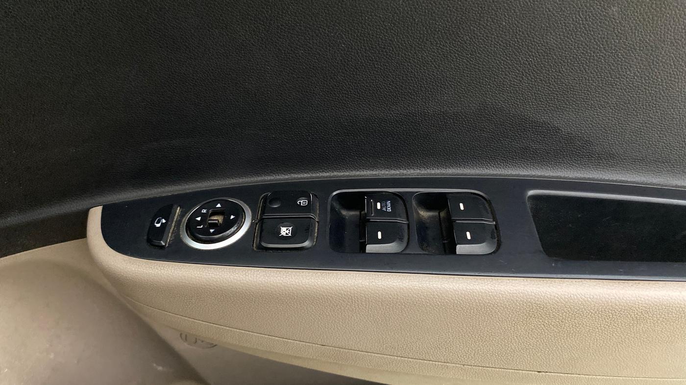 2015 Hyundai Grand i10 ASTA AT 1.2 KAPPA VTVT, CNG, Automatic, 90,155 km, Driver Side Door Panels Control