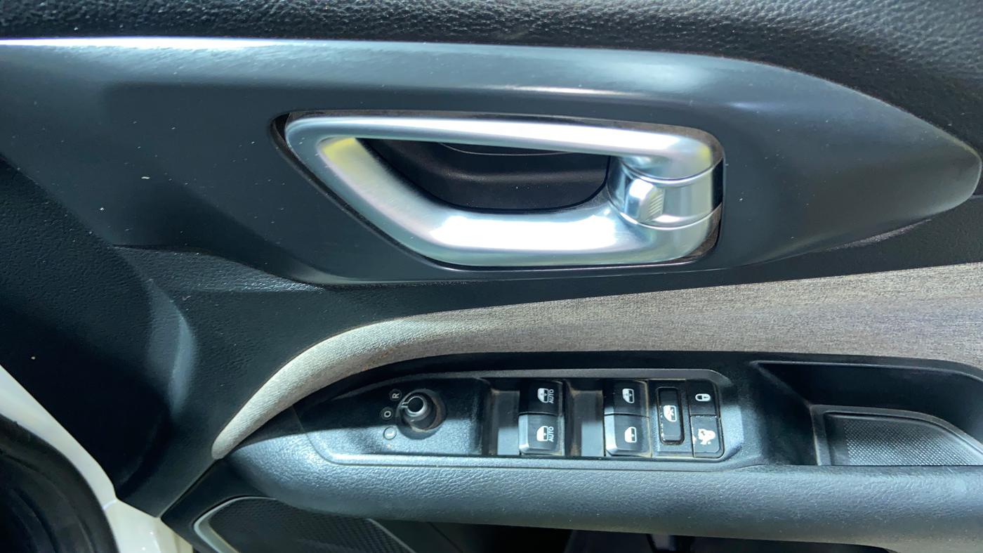 2021 Jeep Compass SPORT 1.4 PETROL DCT, Petrol, Automatic, 1,13,112 km, Driver Side Door Panels Control