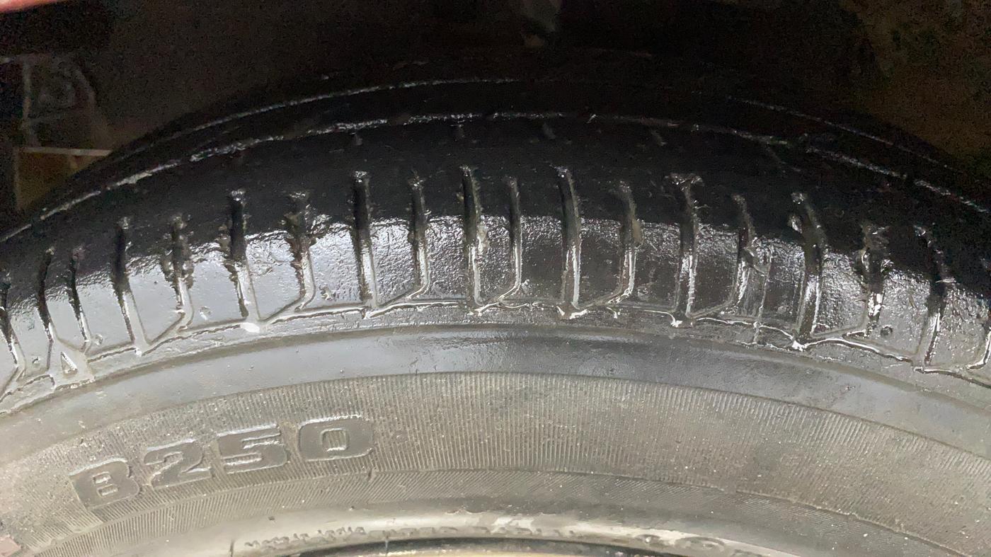 2014 Hyundai i10 MAGNA 1.1, Petrol, Manual, 27,221 km, Left Front Tyre Tread