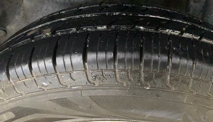 2015 Maruti Swift Dzire VXI, Petrol, Manual, 84,333 km, Left Rear Tyre Tread
